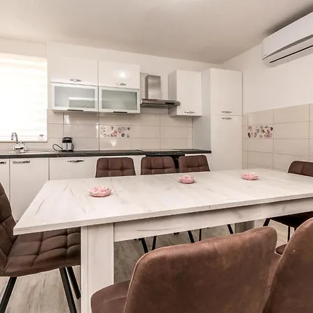 Holiday home 7 Bedroom Awesome In