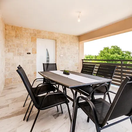Holiday home 7 Bedroom Awesome In Polaca