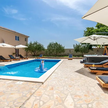 7 Bedroom Awesome In *