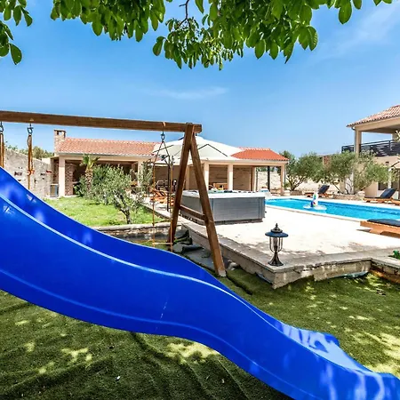 7 Bedroom Awesome In Holiday home *