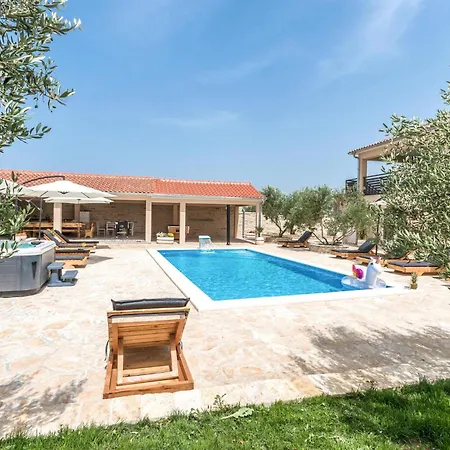 Holiday home 7 Bedroom Awesome In Polaca