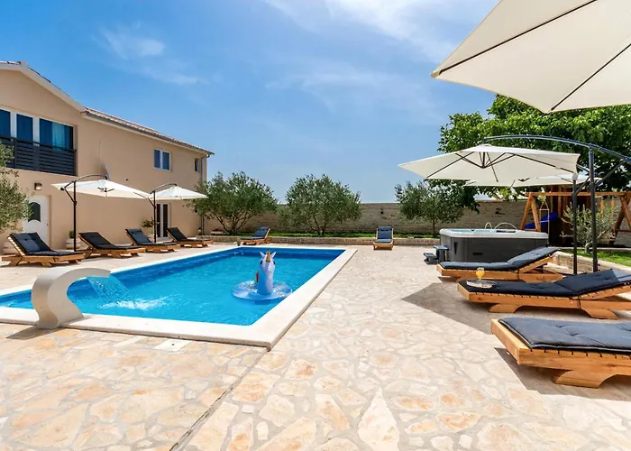 7 Bedroom Awesome In *