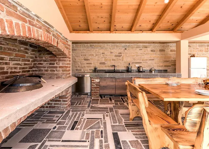 7 Bedroom Awesome In Hébergement de vacances *