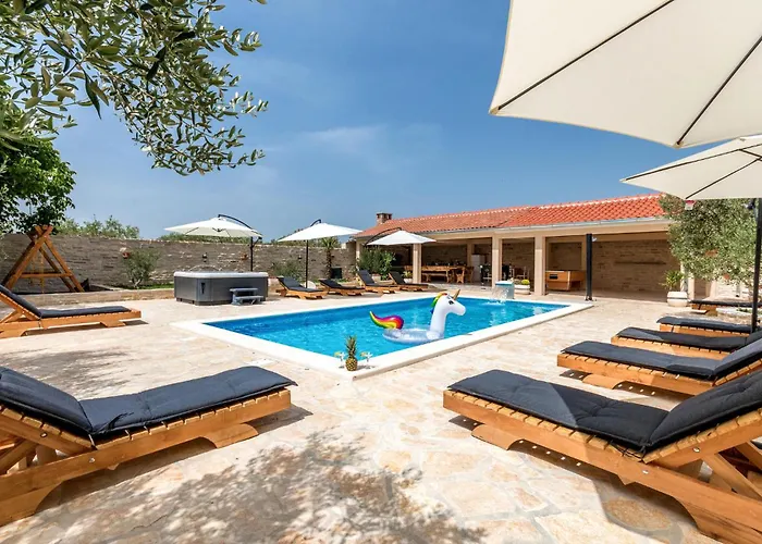 7 Bedroom Awesome In Hébergement de vacances Polaca