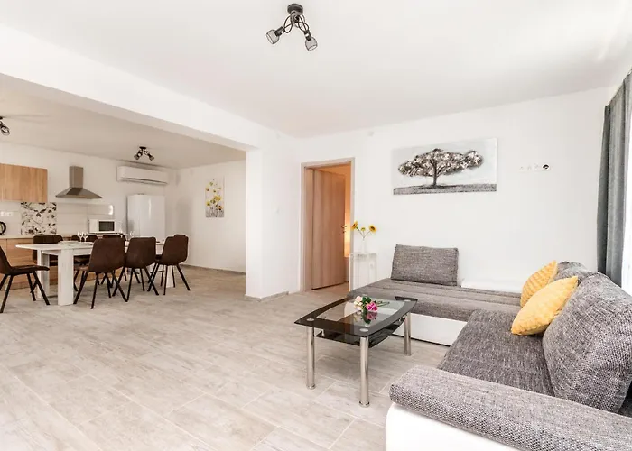 7 Bedroom Awesome In *