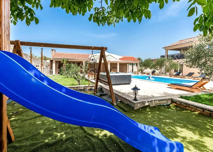 7 Bedroom Awesome In Hébergement de vacances *