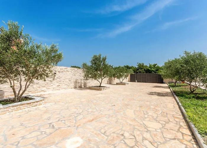 7 Bedroom Awesome In Hébergement de vacances *