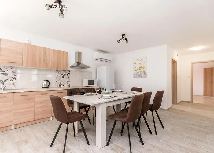 7 Bedroom Awesome In Hébergement de vacances *