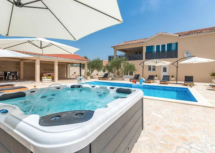 7 Bedroom Awesome In Hébergement de vacances *